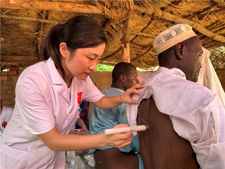 圖為吉安市中心人民醫(yī)院中醫(yī)科副主任醫(yī)師王李妮為患者進(jìn)行針灸治療。中國駐乍得醫(yī)療隊(duì)提供