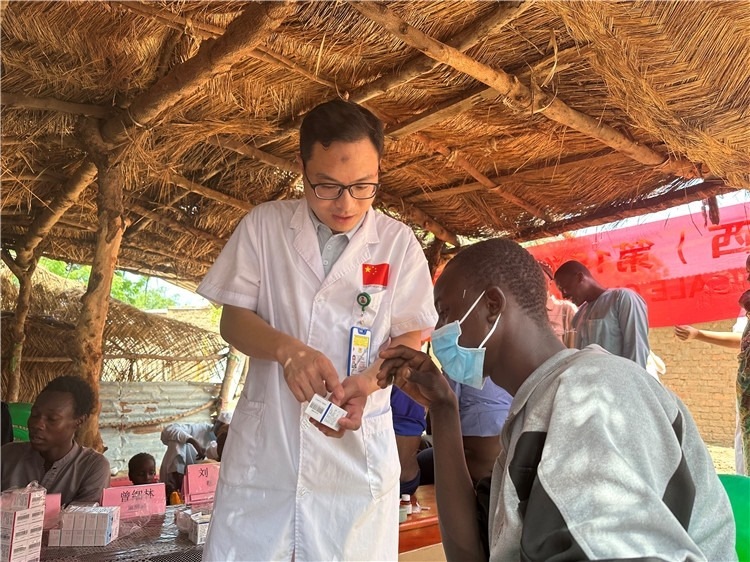 圖為南昌大學(xué)第一附屬醫(yī)院病理科主治醫(yī)師張振東為村民解說藥品使用方法。中國駐乍得醫(yī)療隊(duì)供圖
