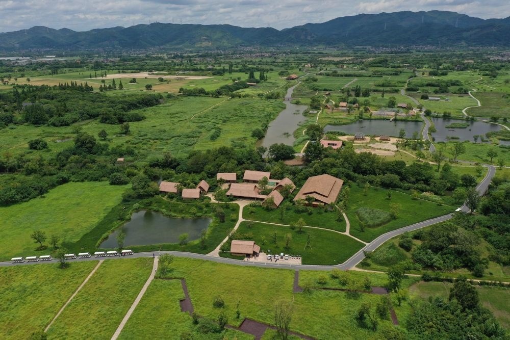 這是在浙江省杭州市余杭區(qū)拍攝的良渚古城遺址公園（2022年7月6日攝，無人機照片）。新華社記者 黃宗治 攝