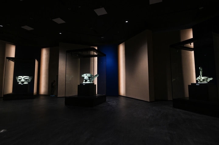 7月26日在三星堆博物館新館拍攝的展品。新華社記者 王曦 攝