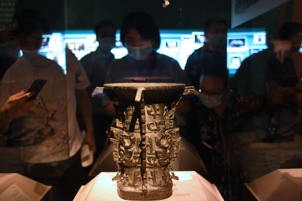 觀眾在北京中國國家博物館“宅茲中國——寶雞出土青銅器與金文精華”展上參觀西周早期禮器何尊（2020年8月14日攝）。新華社記者 金良快 攝