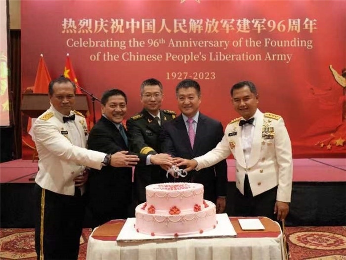圖為陸慷大使與印尼貴賓共切生日蛋糕。中國駐印度尼西亞使館供圖