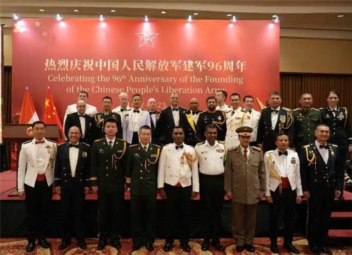 圖為徐勝武官與參加招待會的各國武官、武官處代表合影。中國駐印度尼西亞使館供圖