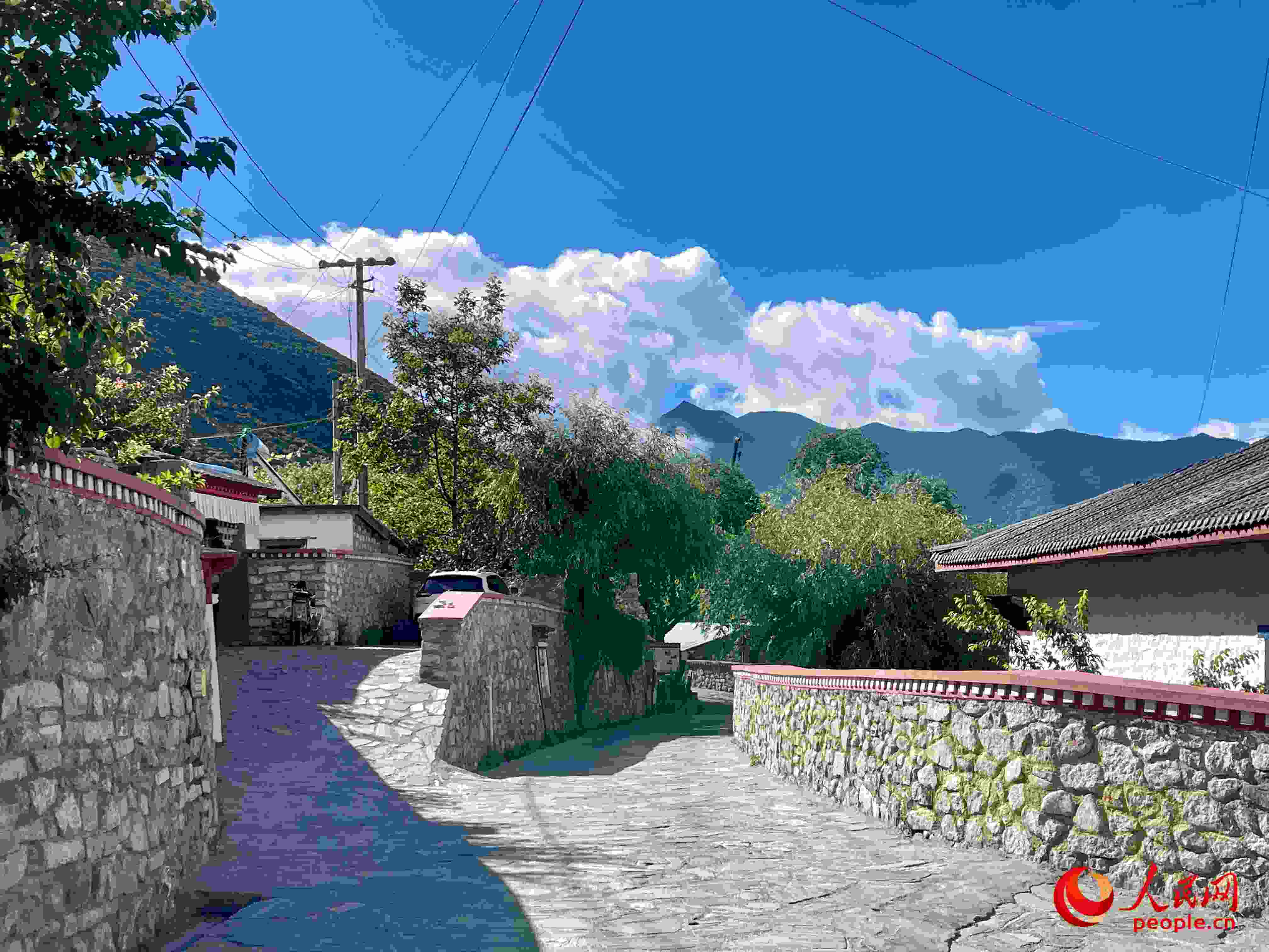 嘎拉村的村貌。人民網(wǎng) 周靜圓攝