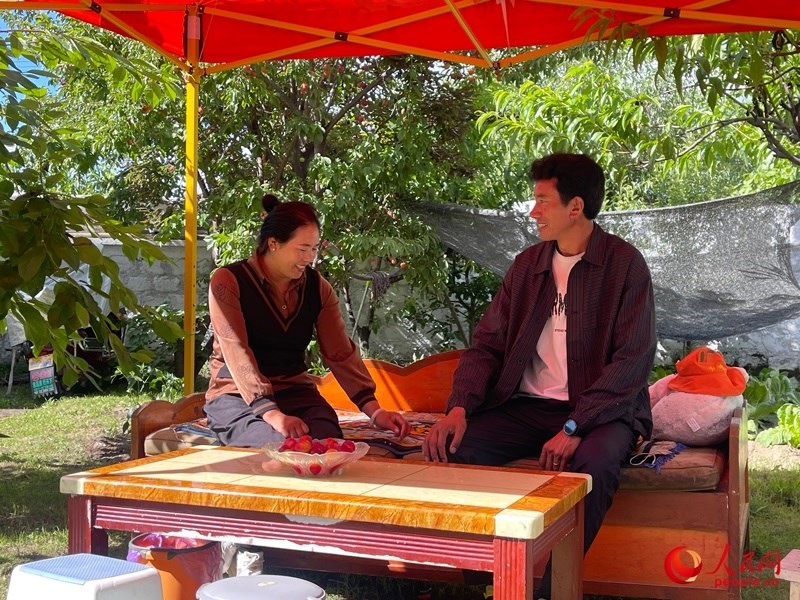 嘎拉村村民達(dá)瓦堅(jiān)參和他的妻子。人民網(wǎng) 周靜圓攝