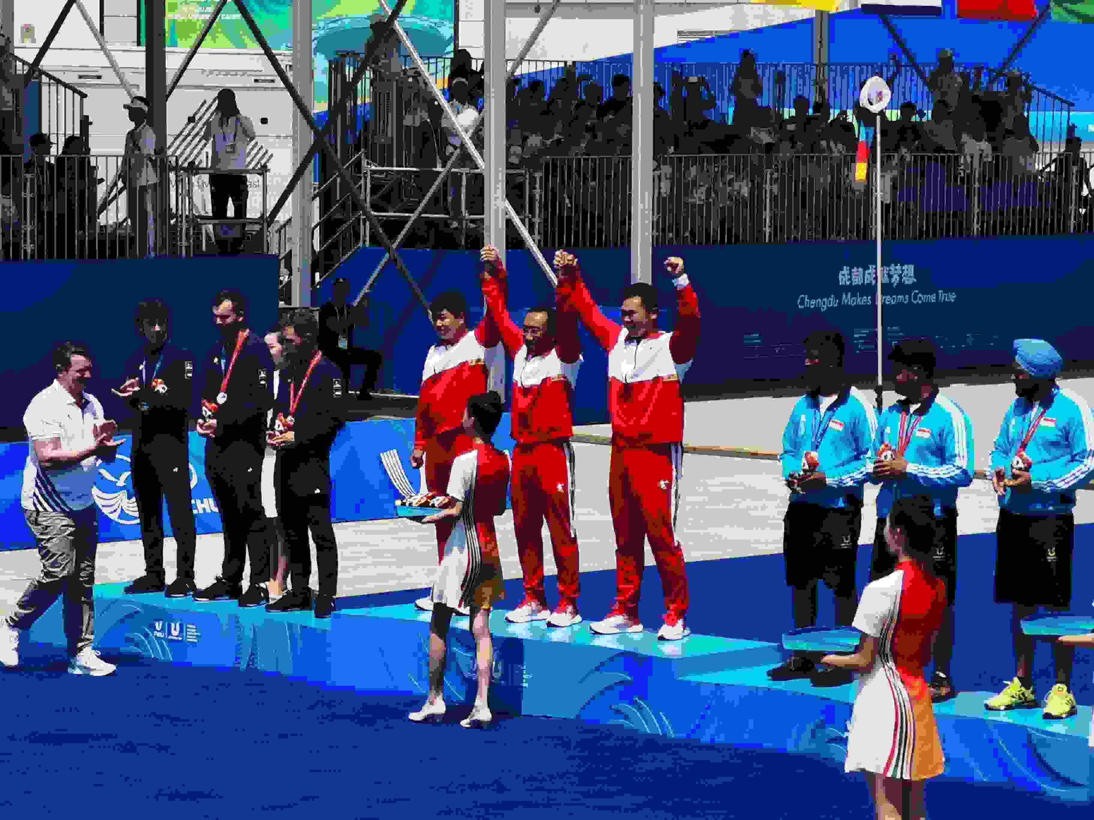 7月30日，在成都大運(yùn)會(huì)男子復(fù)合弓團(tuán)體頒獎(jiǎng)儀式中，中國(guó)隊(duì)?wèi)c祝奪得冠軍。 人民網(wǎng)記者 楊磊攝