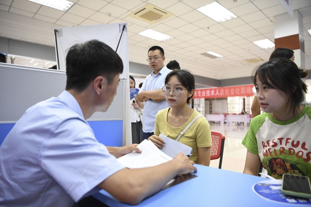 2023年7月29日，“揚(yáng)就業(yè)之帆，啟夢想之旅”2023年寧夏（銀川）離校未就業(yè)高校畢業(yè)生招聘會(huì)在寧夏（銀川）人力資源服務(wù)產(chǎn)業(yè)園舉行。求職者（右）在招聘會(huì)現(xiàn)場與用人單位交流。新華社記者 馮開華 攝
