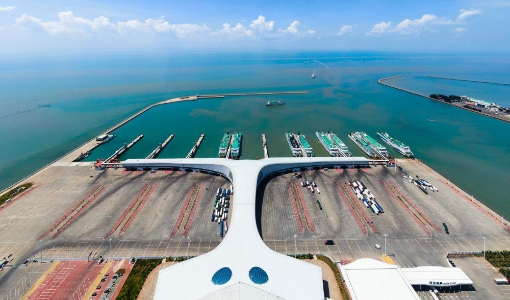 廣東省湛江市徐聞港風(fēng)光（2023年5月26日攝，無人機(jī)照片）。徐聞港是瓊州海峽北岸最主要的客貨運(yùn)輸港口，是連接粵港澳大灣區(qū)與海南自由貿(mào)易港的重要港口。新華社記者 鄧華 攝