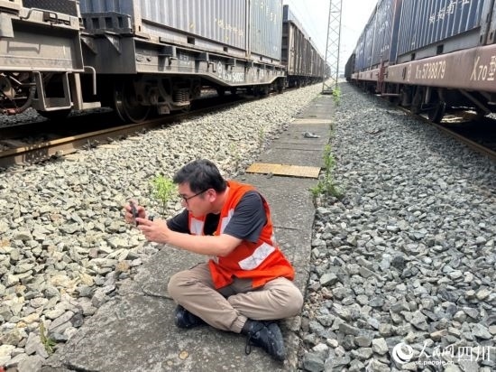 記者在成都北編組站編組場拍攝。人民網(wǎng)記者 王紹紹攝