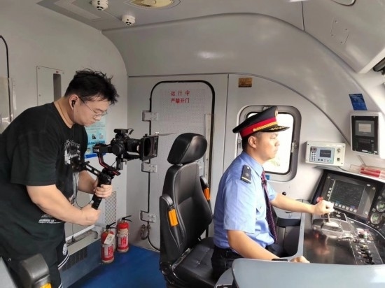 記者采訪中歐班列（成都）首發(fā)司機(jī)仲俊斕。成都機(jī)務(wù)段供圖