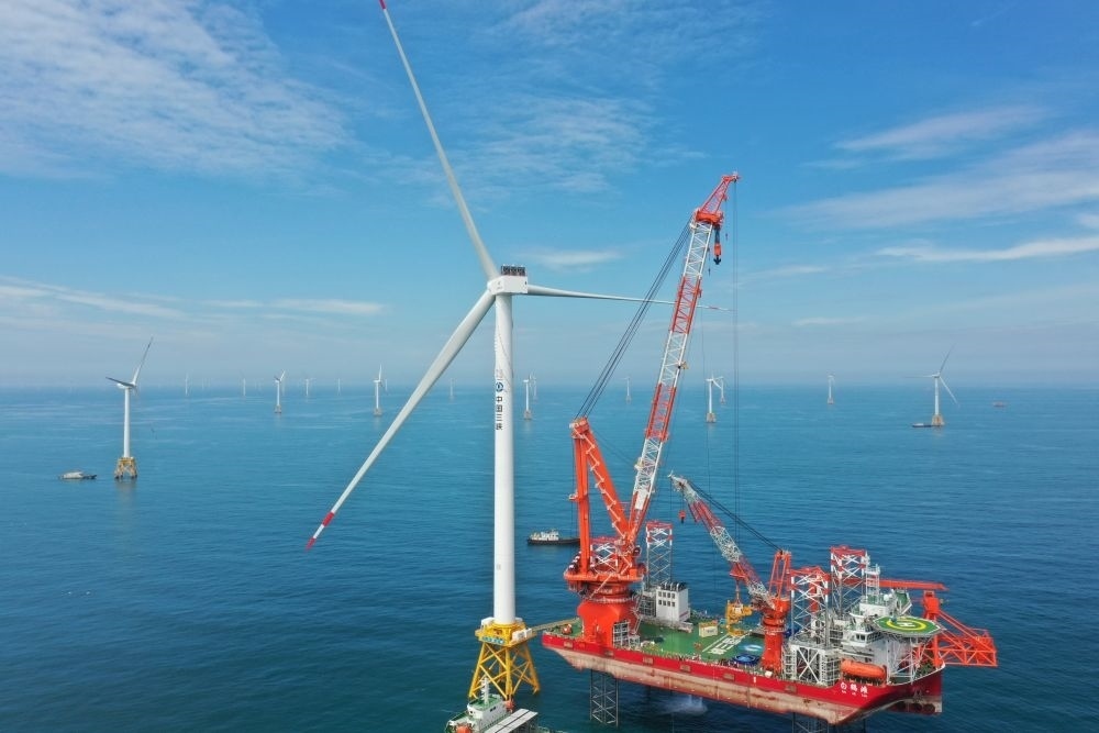 2023年6月28日拍攝的全球首臺(tái)16兆瓦海上風(fēng)電機(jī)組吊裝現(xiàn)場（無人機(jī)照片）。新華社記者 林善傳 攝