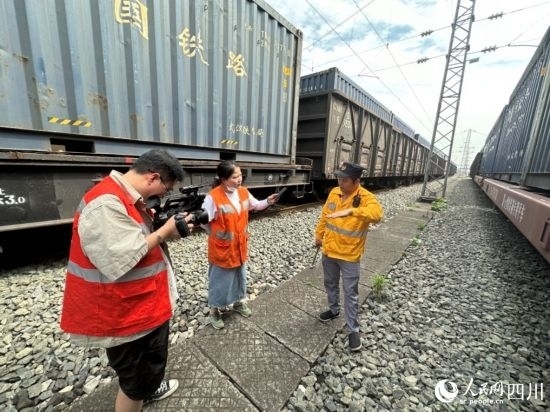記者采訪中歐班列（成都）首發(fā)班列“專檢小組”組長劉偉。人民網(wǎng)記者 王波攝