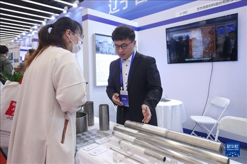 4月8日，參展商在2023中國(guó)中小企業(yè)發(fā)展大會(huì)“專精特新”中小企業(yè)展覽會(huì)上向觀眾介紹產(chǎn)品。新華社記者 龍雷 攝