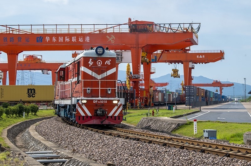 △2023年7月25日，在浙江省金華市華東國際聯(lián)運港，一輛“義新歐”中歐班列裝載著110個標(biāo)箱日用百貨、家用電器、家裝材料等貨物，啟程駛向哈薩克斯坦。