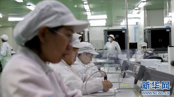 工人在大連達(dá)利凱普科技股份公司生產(chǎn)車間工作。新華網(wǎng)發(fā)