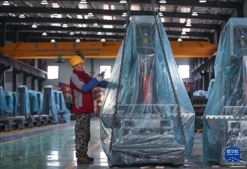 工人在阜新勁達(dá)精密機(jī)械有限公司生產(chǎn)車間工作。新華社記者龍雷攝