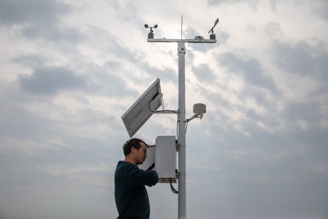 在北大荒集團閆家崗農場有限公司農業(yè)現(xiàn)代化示范區(qū)，工作人員在調試氣象設備（4月27日攝）。新華社記者 張濤 攝