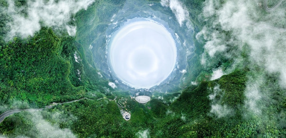 6月22日拍攝的“中國天眼”全景（維護(hù)保養(yǎng)期間拍攝，無人機(jī)全景拼接照片）。新華社記者 歐東衢 攝