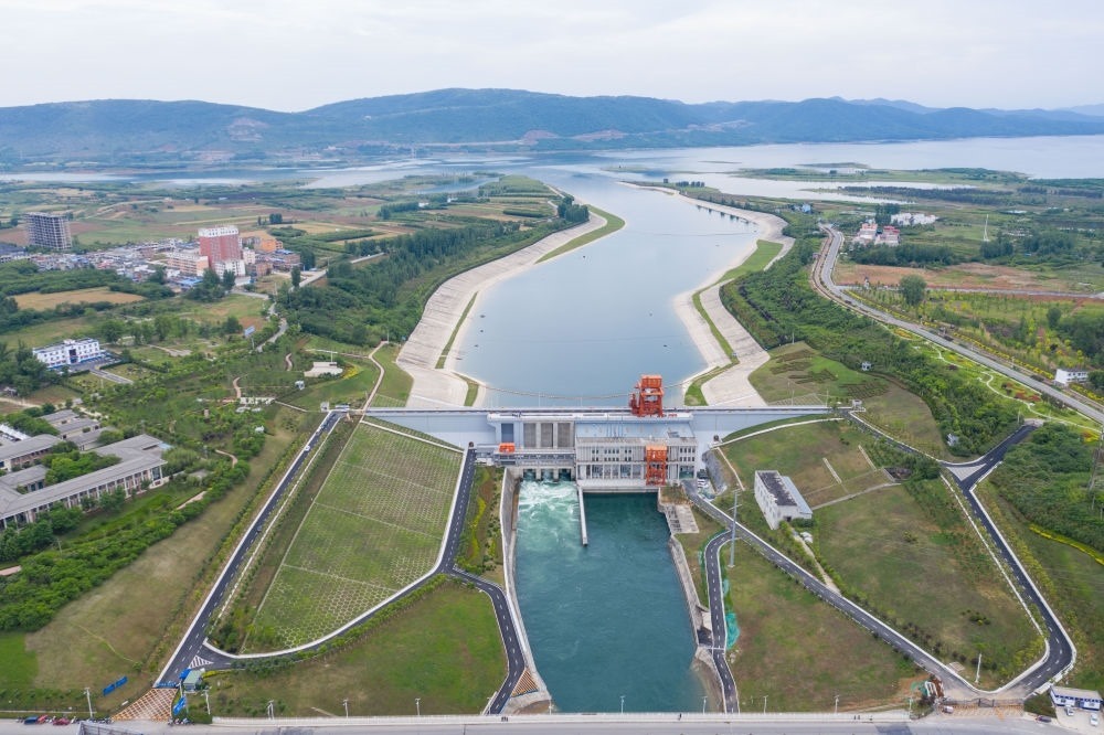 這是2021年5月20日在河南省南陽市淅川縣拍攝的南水北調(diào)中線工程陶岔渠首（無人機照片）。新華社記者 才揚 攝