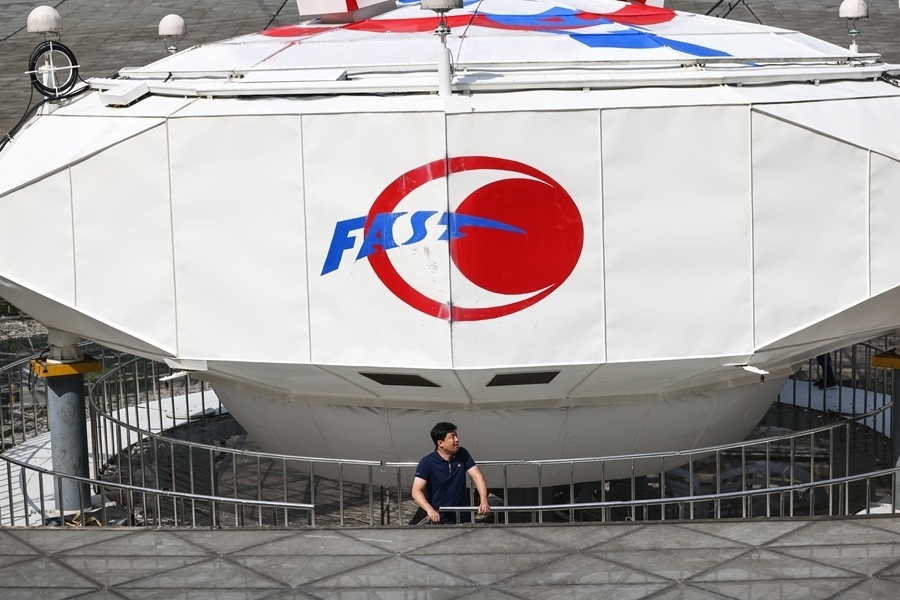 2022年8月25日，F(xiàn)AST運(yùn)行和發(fā)展中心常務(wù)副主任、總工程師姜鵬在饋源艙前（維護(hù)保養(yǎng)期間拍攝）。新華社記者 歐東衢 攝