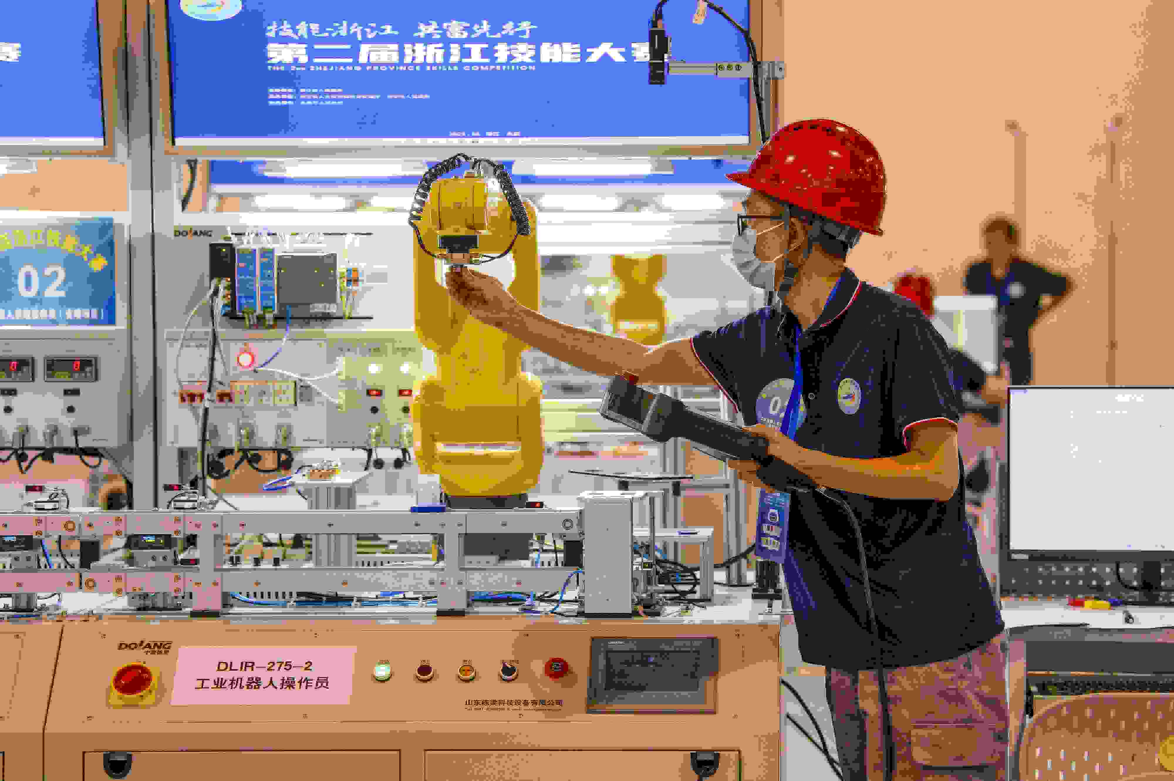 2023年6月19日，第二屆浙江技能大賽在永康市國(guó)際會(huì)展中心舉行。參賽選手在進(jìn)行工業(yè)機(jī)器人系統(tǒng)操作員項(xiàng)目比賽。