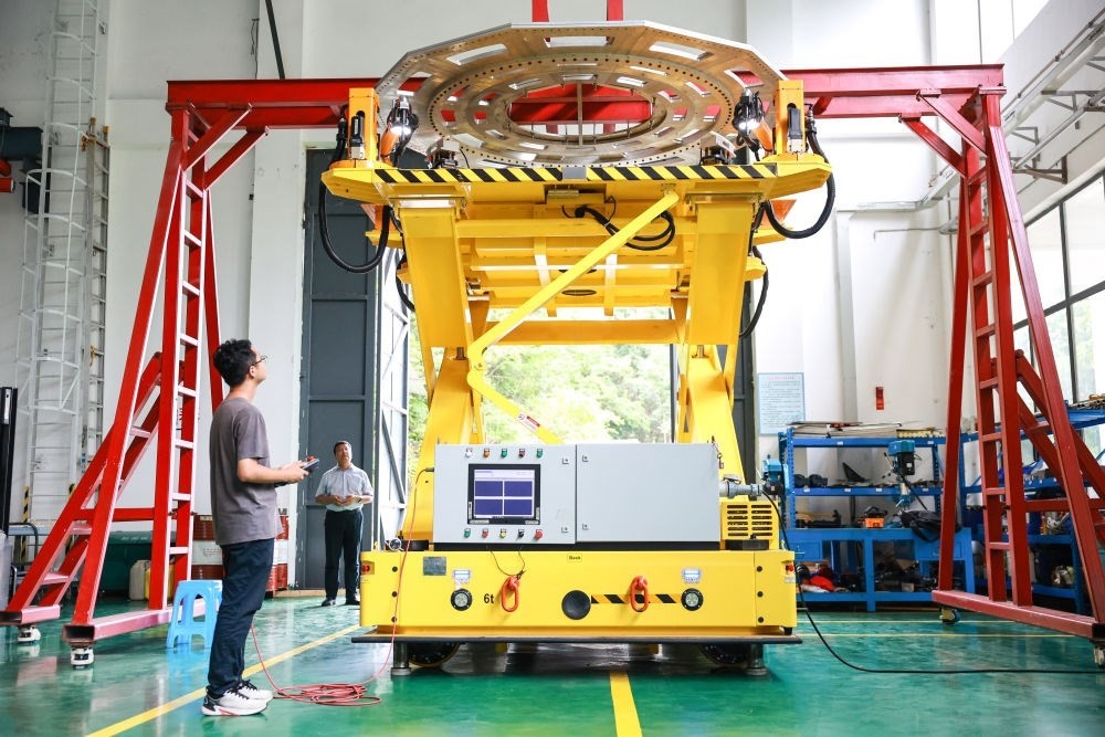 7月26日，工作人員在調(diào)試饋源接收機(jī)拆裝機(jī)器人。新華社記者 歐東衢 攝