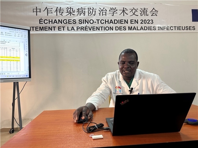 圖為中乍友誼醫(yī)院兒科護士長穆罕默德·阿米勒·阿里授課。中國援乍得醫(yī)療隊供圖