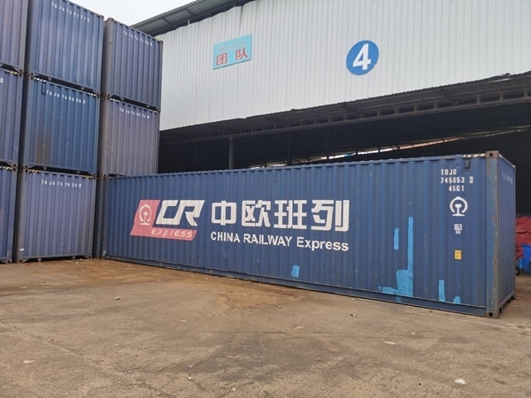 即將以“中老鐵路+中歐班列”模式過境運(yùn)輸?shù)募b箱。朱益孝攝