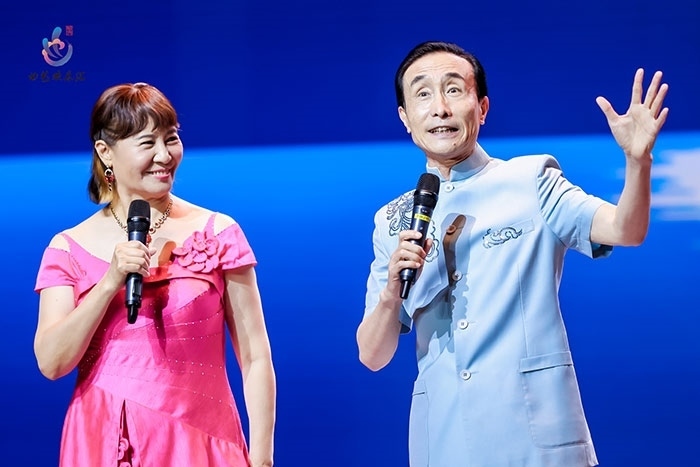 小品表演藝術(shù)家鞏漢林、金珠在演出現(xiàn)場。主辦方供圖