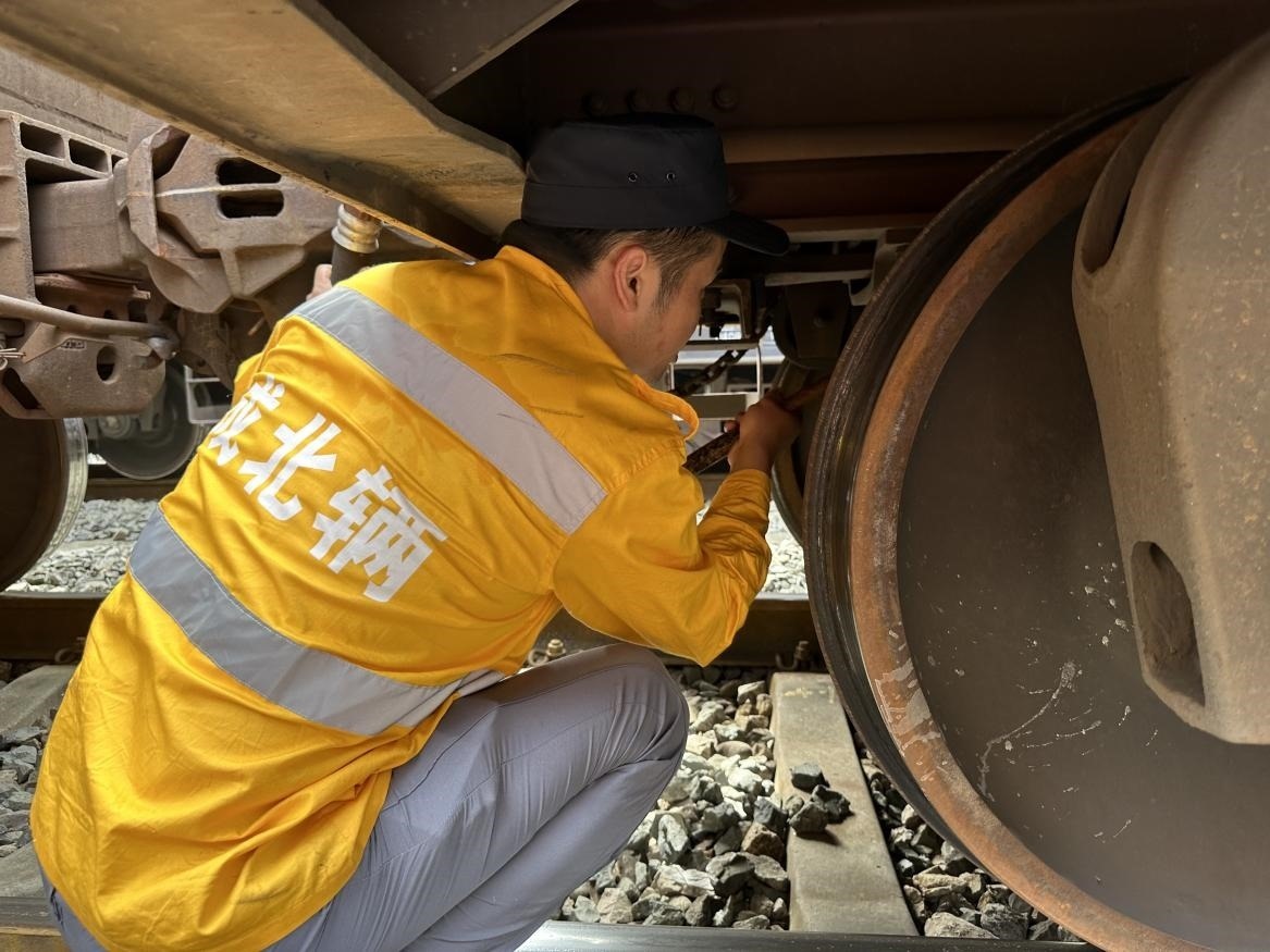 劉偉在進行列車檢查工作。人民網(wǎng) 王紹紹攝