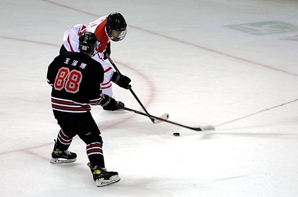 陜西隊(duì)球員馬思成與黑龍江隊(duì)球員王泓博爭搶。人民網(wǎng)記者 胡雪蓉?cái)z