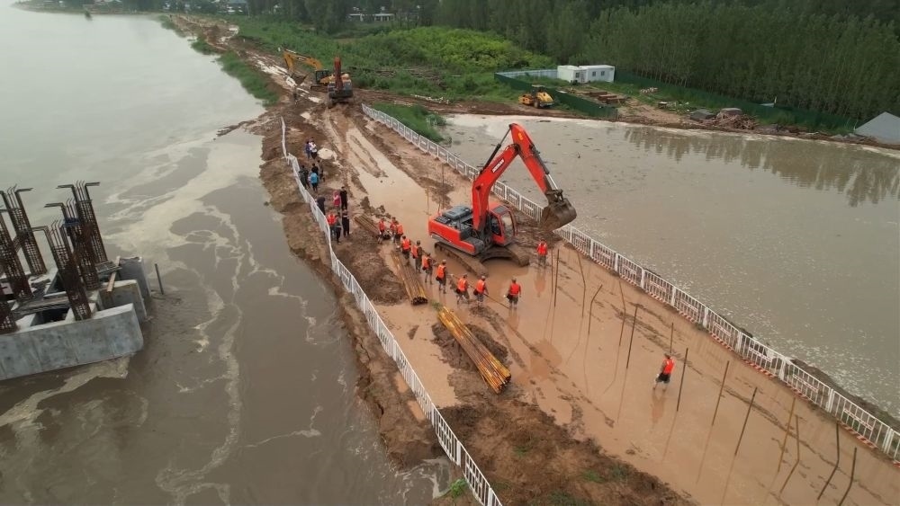 中部戰(zhàn)區(qū)陸軍第82集團軍“鐵軍旅”官兵在河北省高碑店市白溝河任務(wù)區(qū)加固岸堤（8月2日攝）。新華社發(fā)（鄧青華 攝）