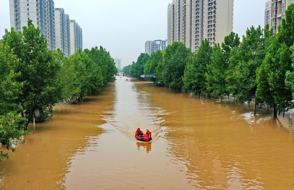 救援人員在河北省涿州市市區(qū)乘坐沖鋒舟前去轉(zhuǎn)移受災(zāi)群眾（8月2日攝，無人機照片）。新華社記者 牟宇 攝