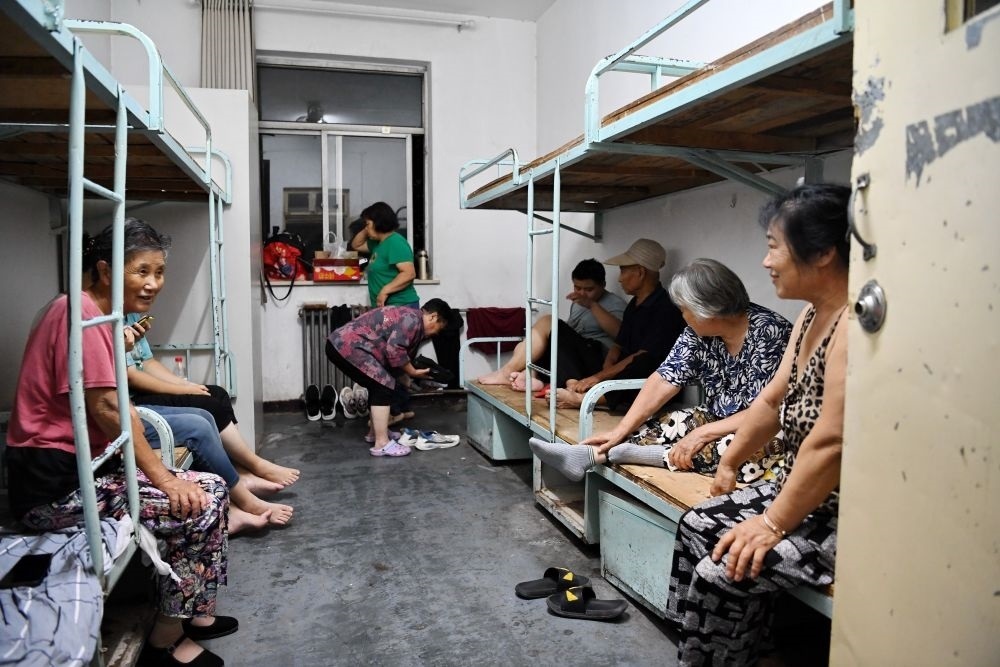 群眾在河北省涿州市職教中心安置點內(nèi)休息（8月1日攝）。新華社記者 牟宇 攝