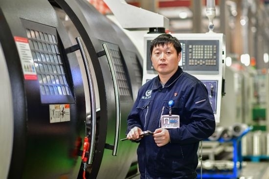 孫明在數(shù)控機(jī)床生產(chǎn)車(chē)間。航空工業(yè)沈飛供圖