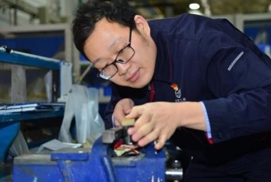 工作中的方文墨。航空工業(yè)沈飛供圖