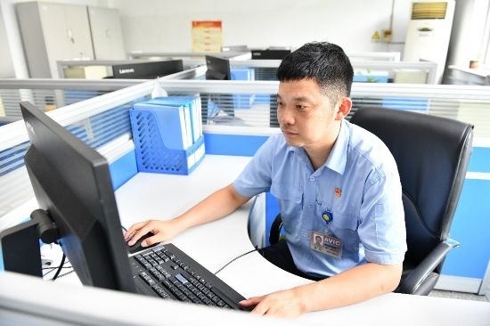 工作中的康凱。航空工業(yè)沈飛供圖