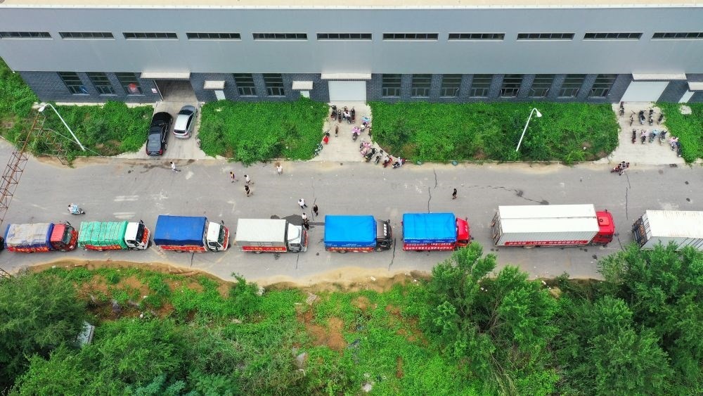 在河北省涿州市鋼研物資儲備點外，運送物資的車輛排起長隊（8月5日攝，無人機照片）。新華社記者 牟宇 攝