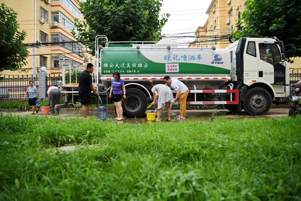河北省涿州市新星小區(qū)居民從供水車里接水（8月4日攝）。新華社記者 牟宇 攝