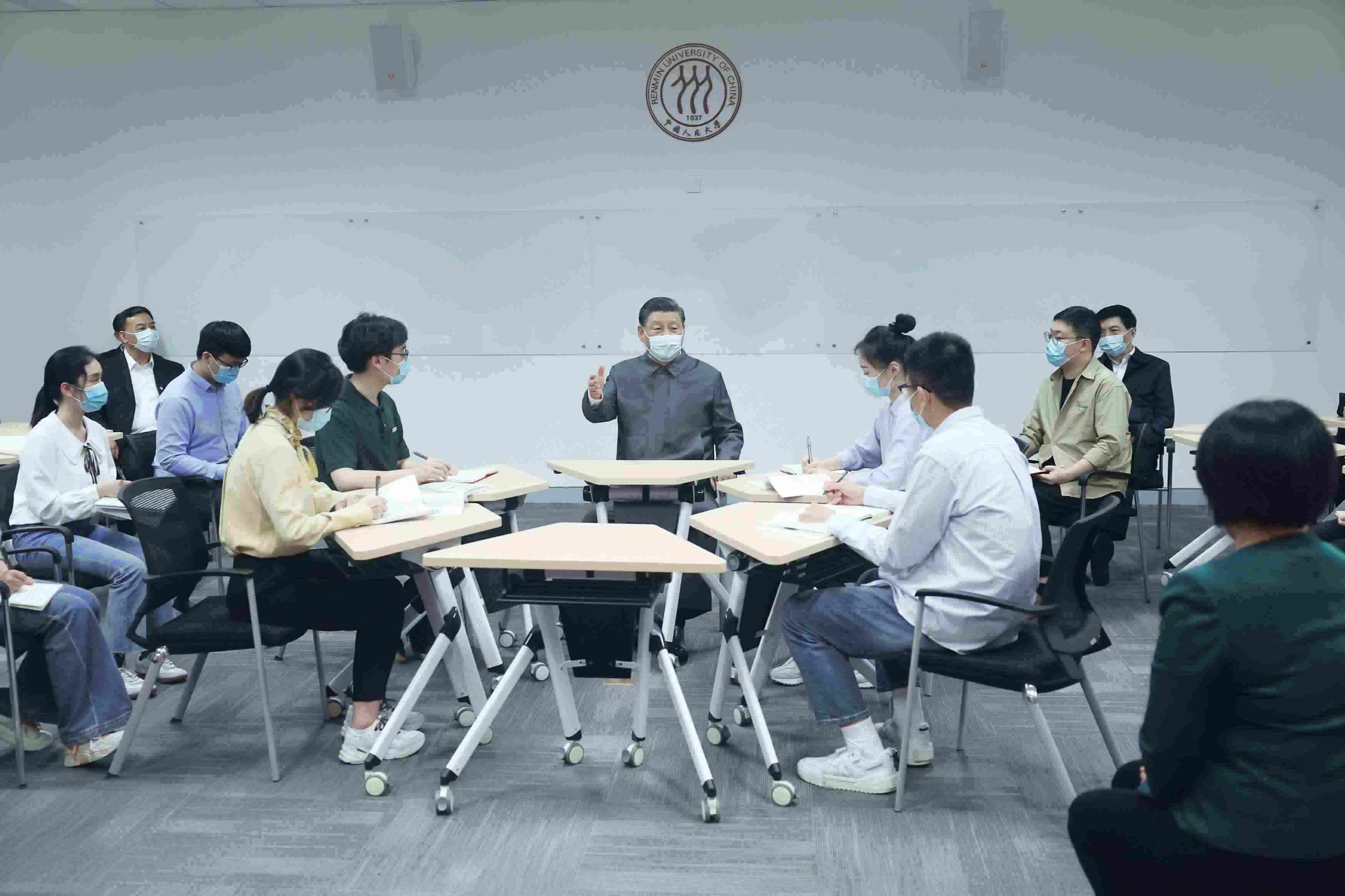 2022年4月25日，習近平總書記來到中國人民大學考察調(diào)研。這是總書記在立德樓觀摩思政課智慧教室現(xiàn)場教學并參與討論。
