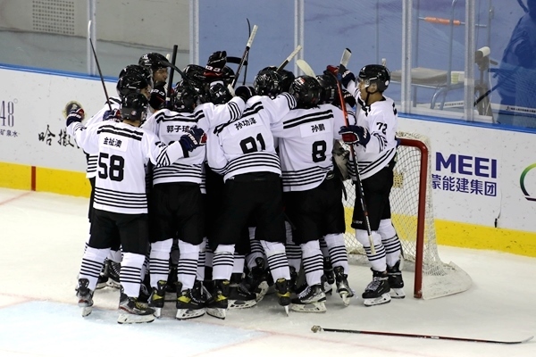 內(nèi)蒙古隊(duì)球員慶祝比賽勝利。人民網(wǎng)記者 胡雪蓉?cái)z