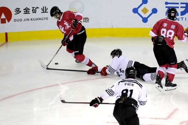 重慶隊(duì)球員與內(nèi)蒙古球員拼搶。人民網(wǎng)記者 胡雪蓉?cái)z