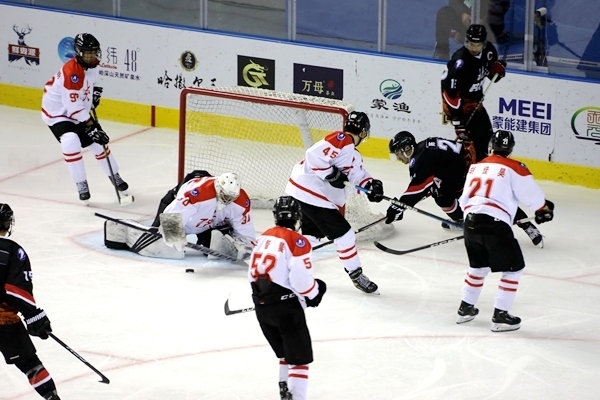 門前混戰(zhàn)。人民網(wǎng)記者 胡雪蓉?cái)z