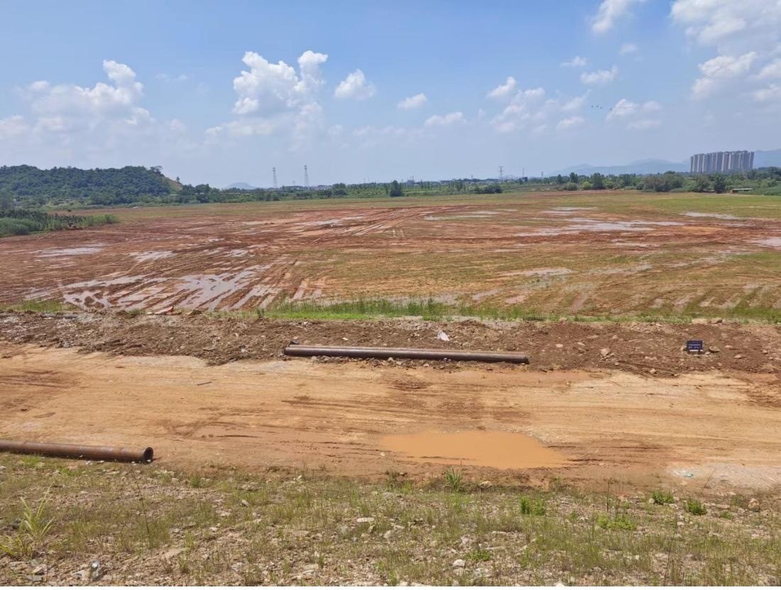 污染控制工程區(qū)域土地已被平整。 人民網(wǎng)記者 黃鈺攝