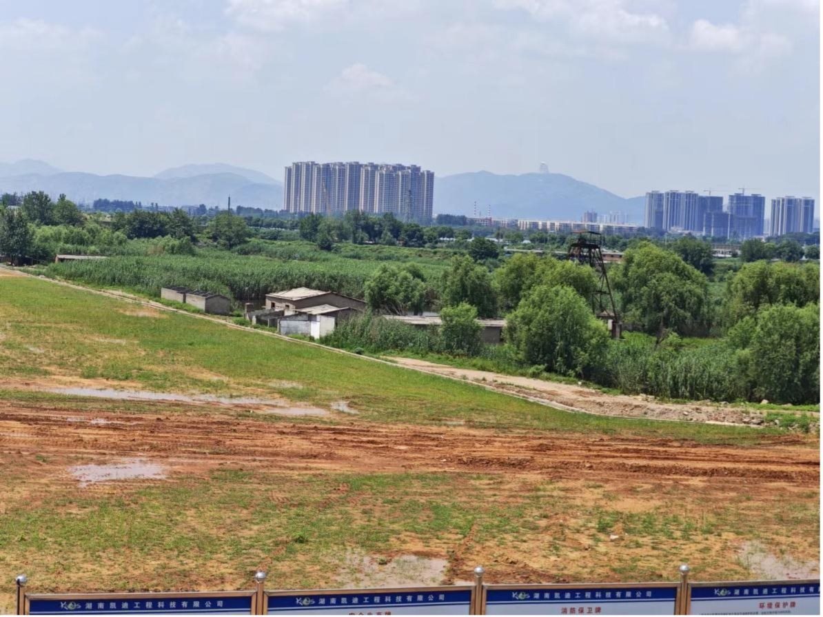 完全淹沒區(qū)（左）和部分淹沒區(qū)（右）分界。 人民網(wǎng)記者 黃鈺攝