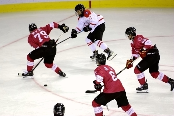 重慶隊球員常久遠(左)與陜西隊球員呂知宜拼搶。人民網(wǎng)記者 胡雪蓉攝