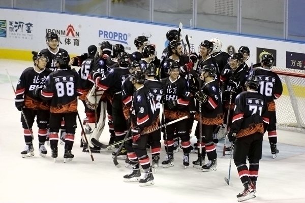 北京隊慶祝奪冠。人民網(wǎng)記者 胡雪蓉攝