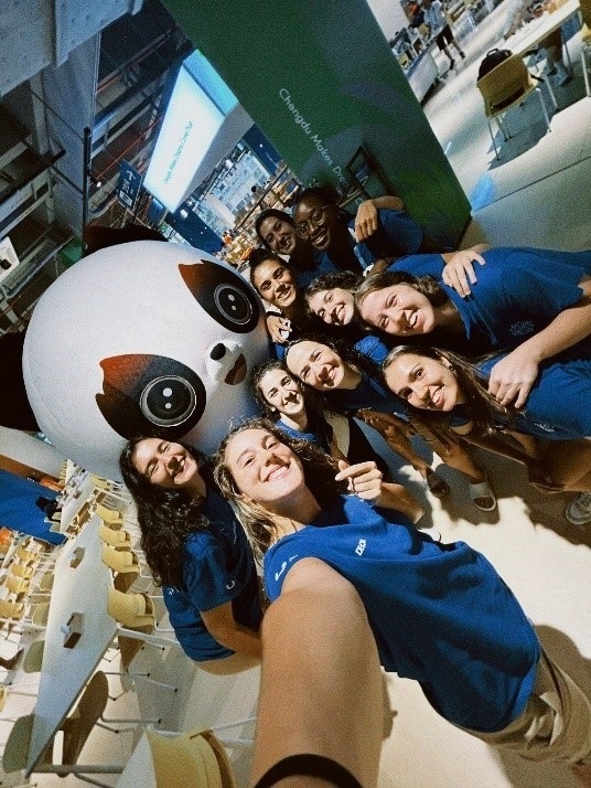 葡萄牙女籃隊(duì)員在成都大運(yùn)村自拍。 受訪者供圖