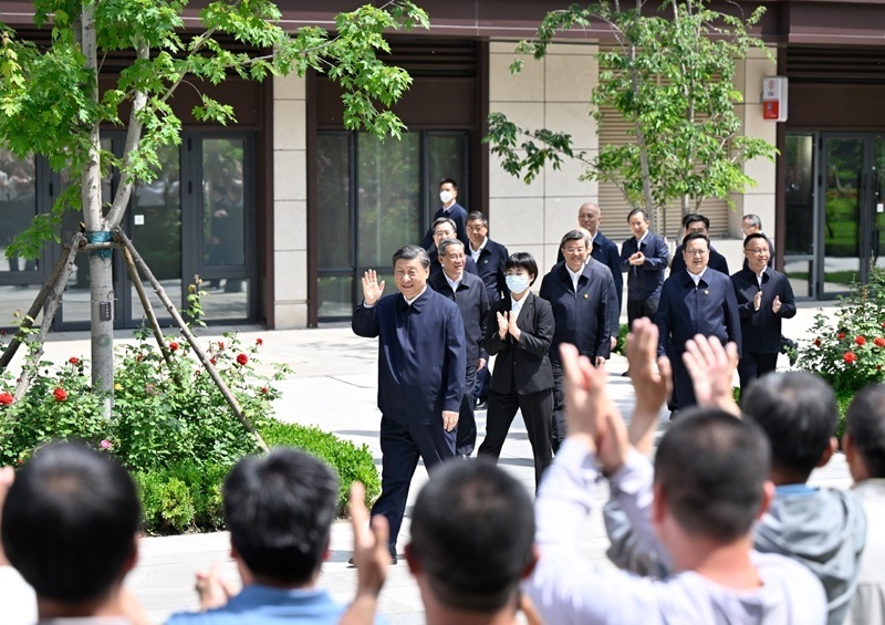2023年5月10日，習(xí)近平在河北省雄安新區(qū)容東片區(qū)南文營(yíng)社區(qū)考察。