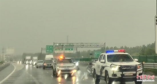 8月2日，京港澳高速，高速交警涿州大隊(duì)警車(chē)帶道引導(dǎo)救援物資車(chē)隊(duì)進(jìn)入涿州災(zāi)區(qū)。